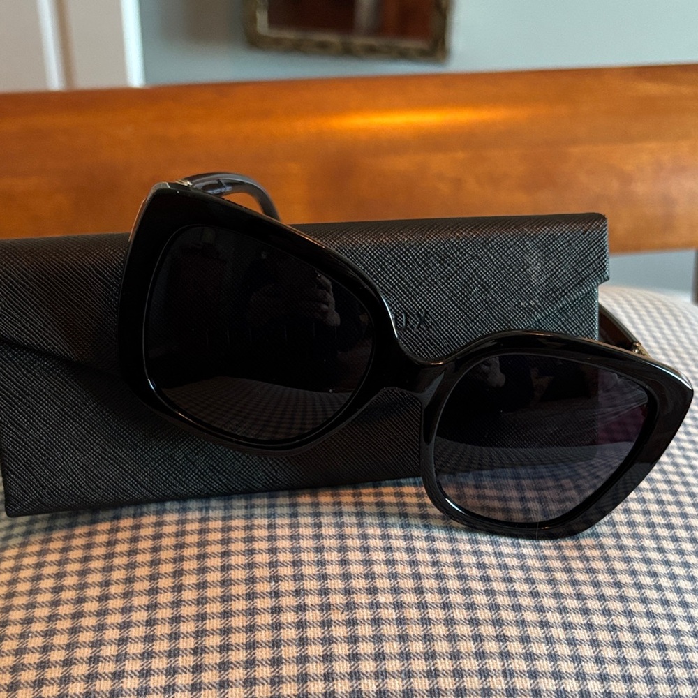 Chic Black Designer Sunglasses